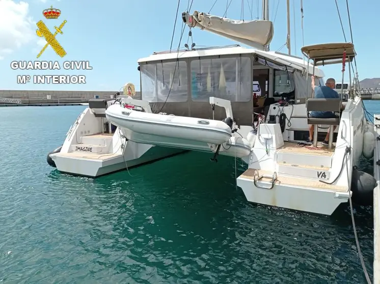 Catamarán rescatado por la Guardia Civil.