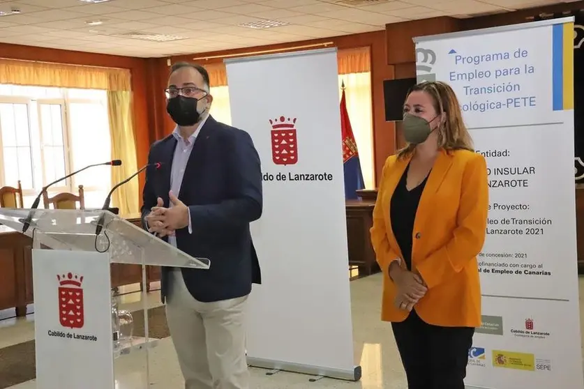 Jorge Peñas con la presidenta del Cabildo, María Dolores Corujo.