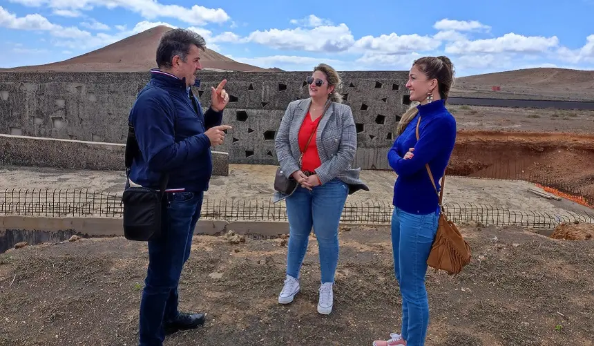 Verónica Meseguer junto al yacimiento de Zonzamas.