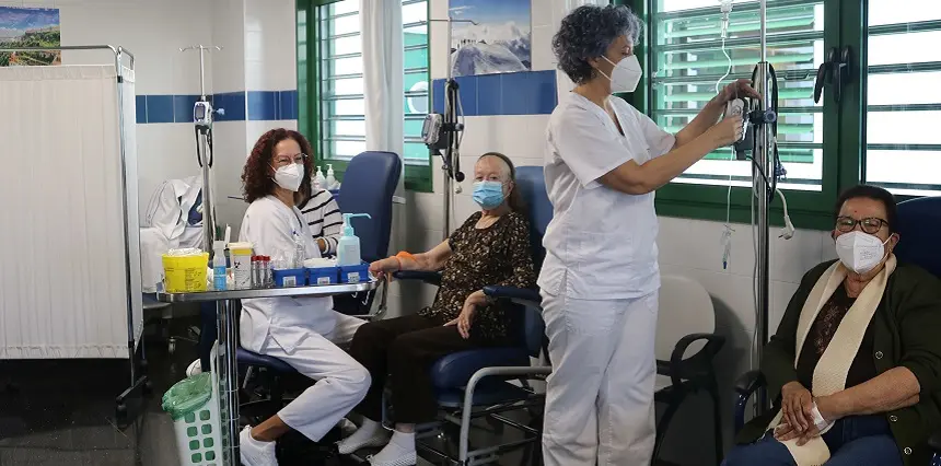 Enfermeras realizando los diferentes cuidados en el Hospital de Día.
