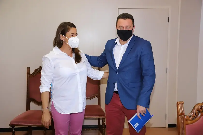 Myriam Barros junto a Oscar Noda en el Ayuntamiento de Yaiza.