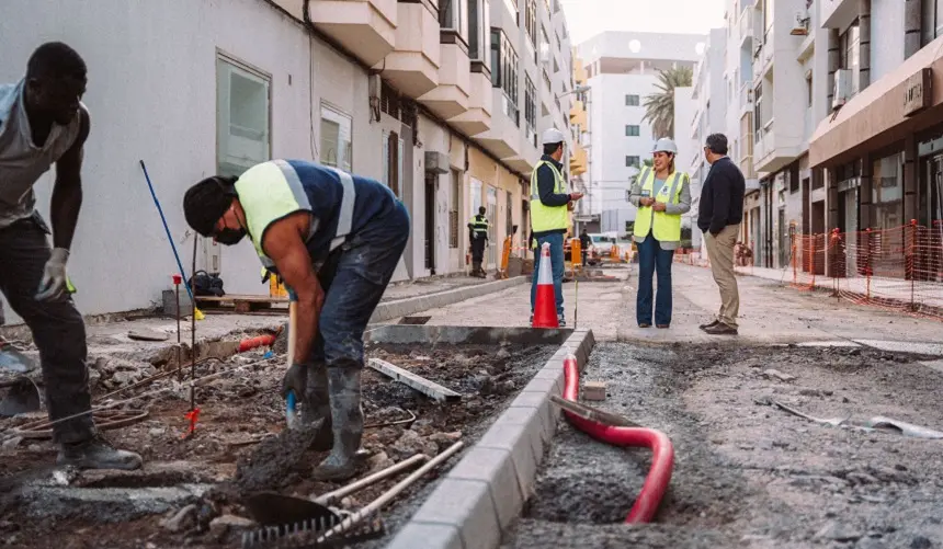 Astrid Pérez y Eduardo Placeres en las obras de la calle El Greco.