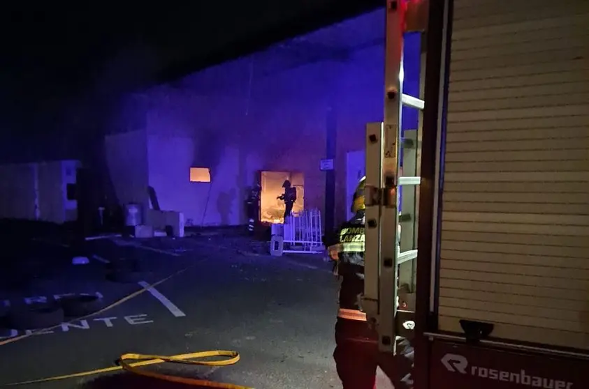 Actuación de los bomberos en el incendio de una gasolinera abandonada en San Francisco Javier.