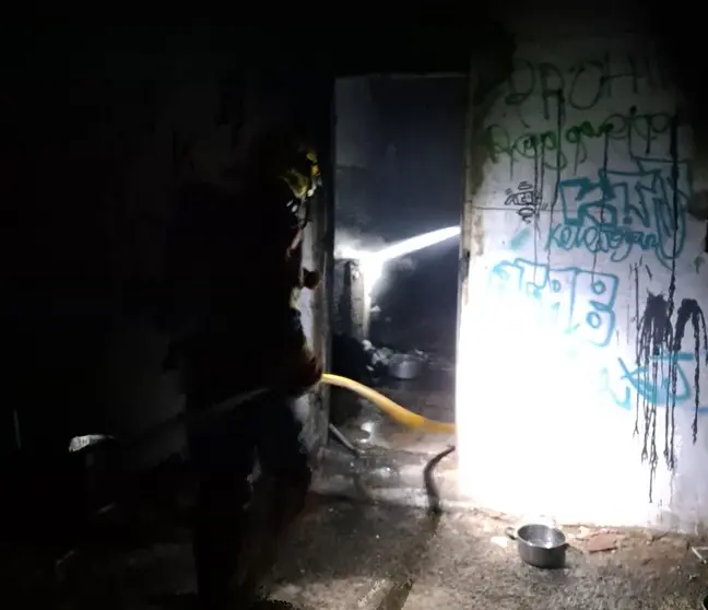 Los bomberos actúan en el incendio de un barracón en Costa Teguise.
