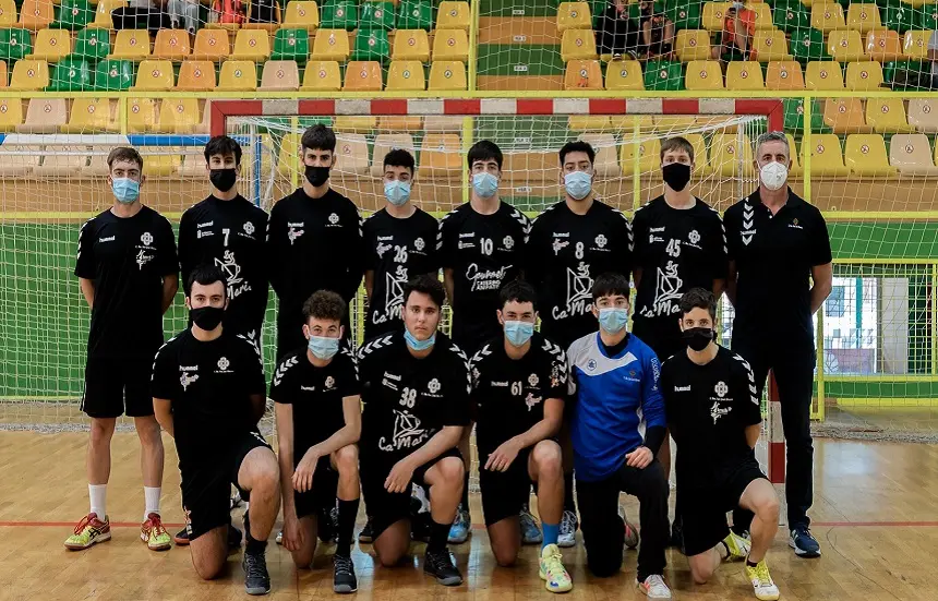 Jugadores del San José Obrero juvenil y su técnico en la cancha de Balonmano Gáldar.