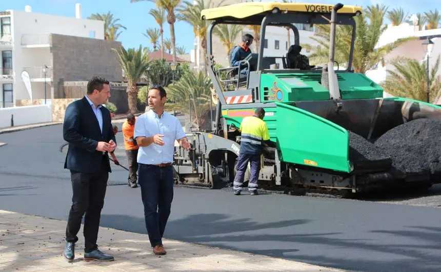 El alcalde y el concejal de Obras supervisando uno de los trabajos que se están haciendo en el municipio.