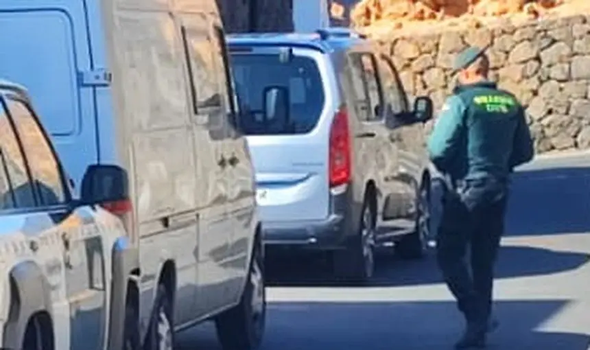 Imagen del registro realizado por la Guardia Civil el lunes en el domicilio de Pedro San Ginés en Arrecife.