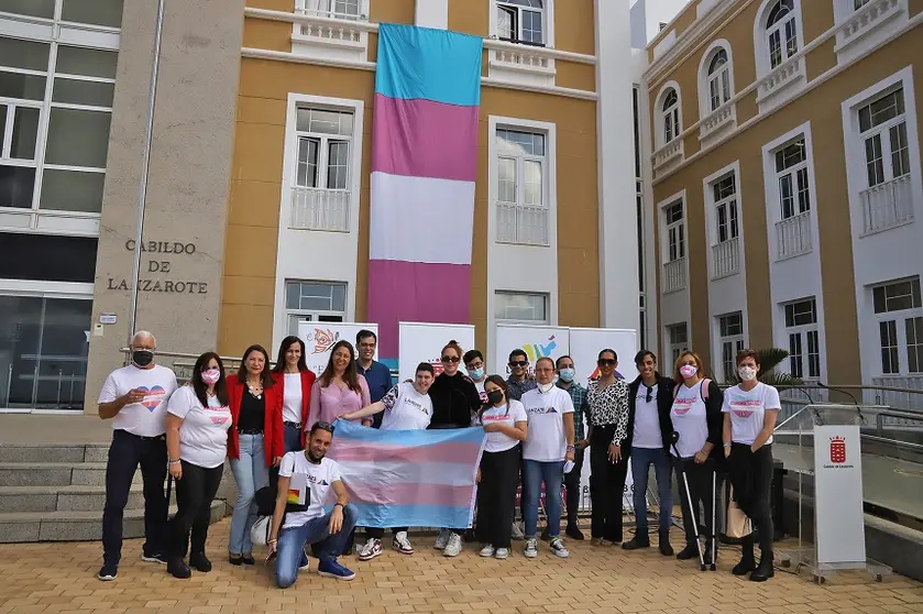 Representantes del Cabildo junto a las asociaciones Chrysallis Canarias, LanzaEntiende y Lánzate en la celebración del día de Visibilidad Trans.