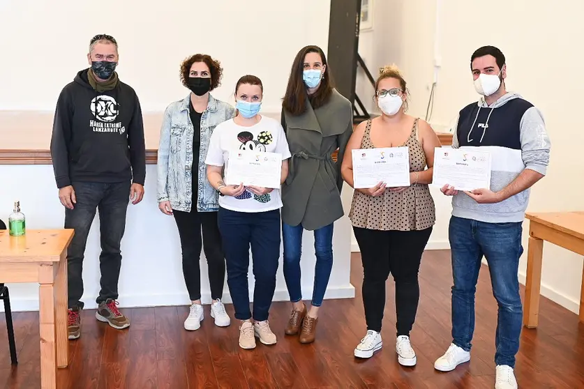 Alumnos del curso “Acompañamiento a personas mayores”  recibiendo sus diplomas.