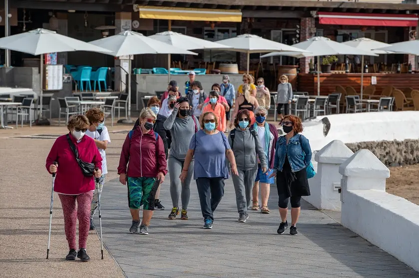 Ciudadanos del municipio participando en el paseo saludable por la avenida de Playa Honda.