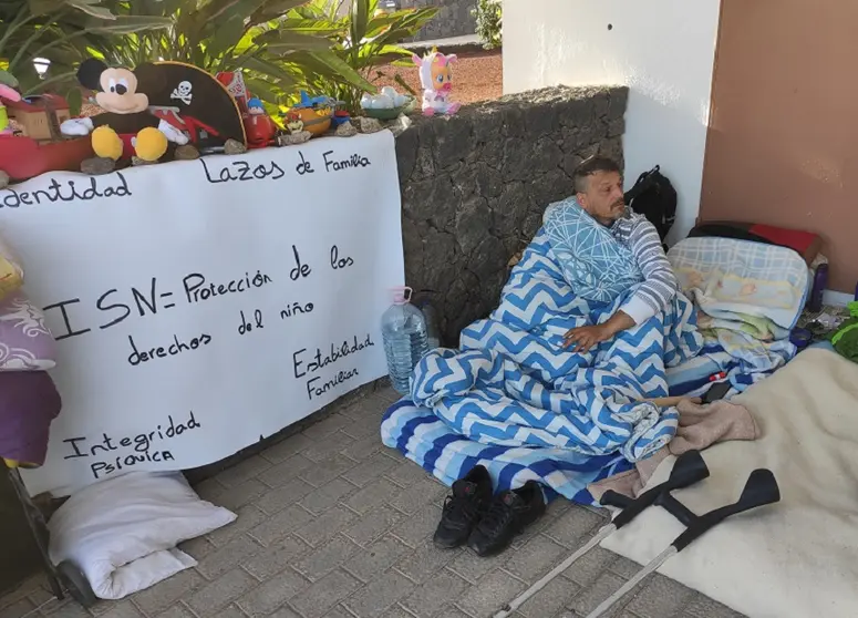 Virgilio Garcia, padre biológico del niño realizando una huelga de hambre en el Cabildo de Lanzarote.