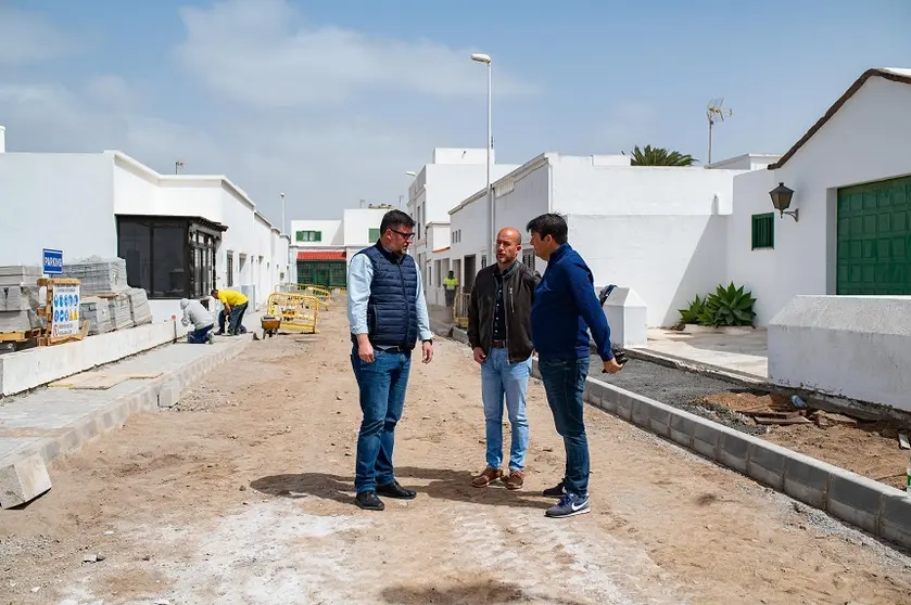 Isidro Pérez, Raúl de León y Antonio Rocio en su visita a las obras de la Calle Párroco San Martín.