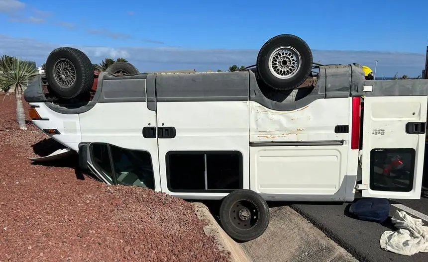 Imagen de la camioneta como quedó tras volcar