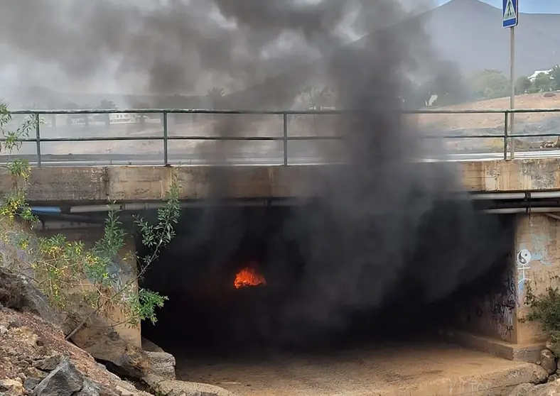 Imagen del momento en el que se inició el incendio debajo del puente.