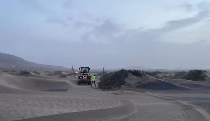 Imagen del día en el que entró la excavadora a retirar jable de la carretera.