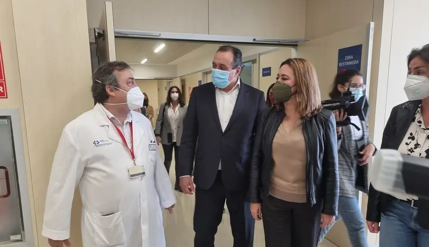 Blas Trujillo durante su visita al Hospital Doctor José Molina Orosa.