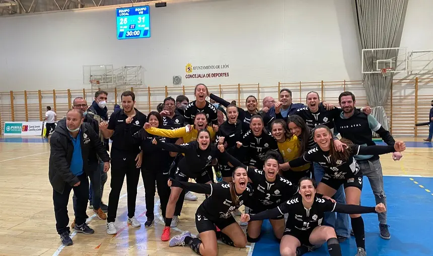 Jugadoras, cuerpo técnico y directiva del San José Obrero celebrando la victoria ante el Rodríguez Cleba.