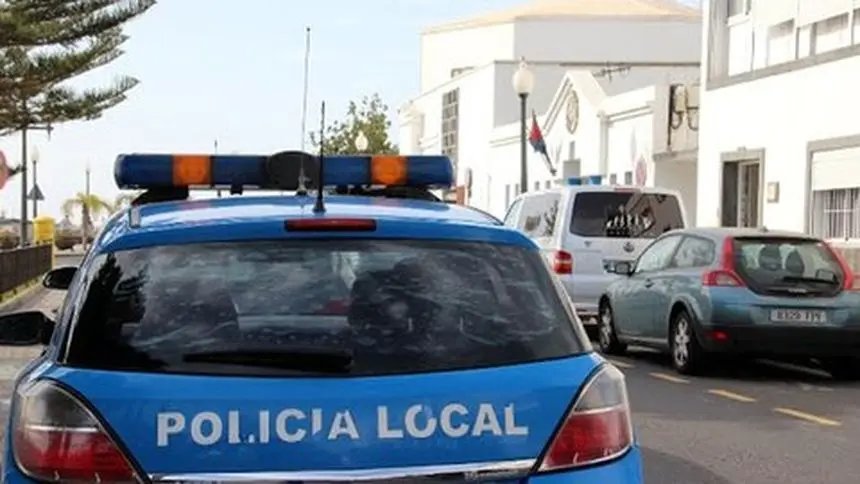 Imagen de la entrada a las dependencias de la Policía Local de Arrecife.