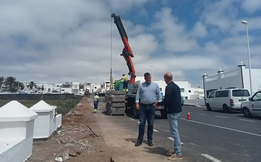 Isidro Pérez y Raúl de León visitando las obras de la calle PÍO XII, futura calle murga LAS REVOLTOSAS.