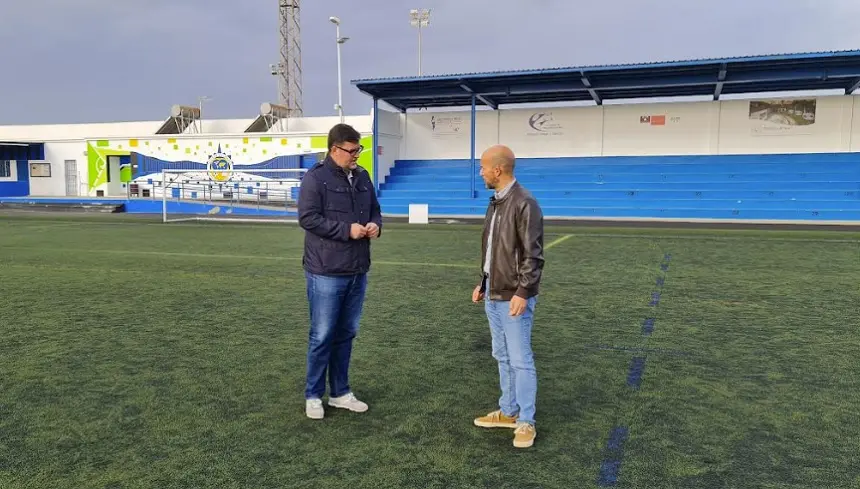 Isidro Pérez junto a Raúl de León visitando las instalaciones deportivas del municipio.