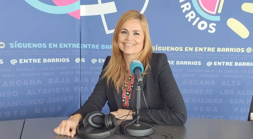 La portavoz del PSOE en Arrecife, Cristina Duque, en los estudios de Crónicas Radio.