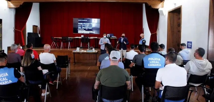 El alcalde de Yaiza con los agentes de la Policía Local