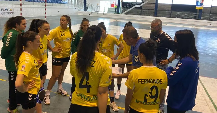 Jugadoras del CB Lanzarote Puerto del Carmen escuchando las indicaciones de su técnico Miguel Ángel Lemes.