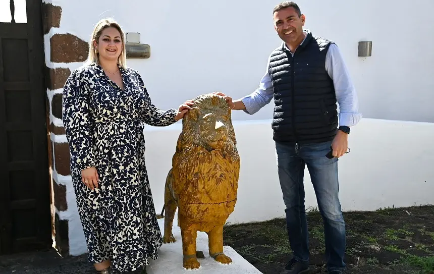 El alcalde y la concejal del área con uno de los leones que van a ser restaurados.