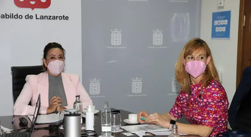 María Dolores Corujo junto a la presidenta del Colegio de Enfermería de Las Palmas, Rita Mendoza.