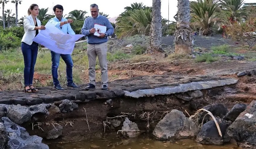 Jenifer Galán y Marcos Bergaz junto al Barranco del Hurón en Costa Teguise..