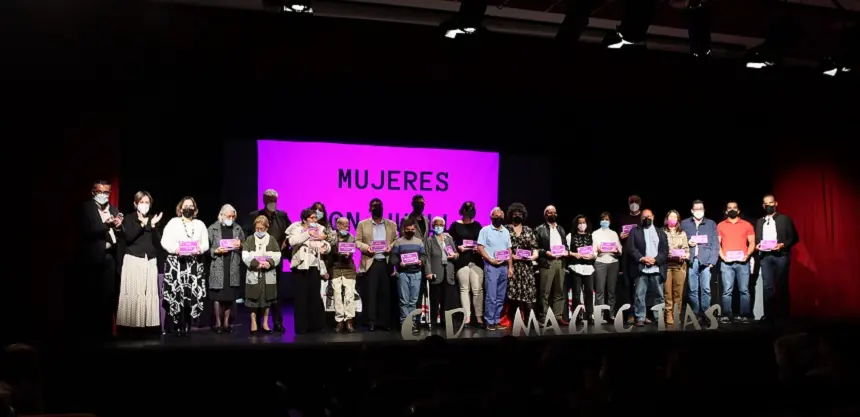Entrega de reproducciones de placas de calles a las 25 mujeres homenajeadas y sus familiares.