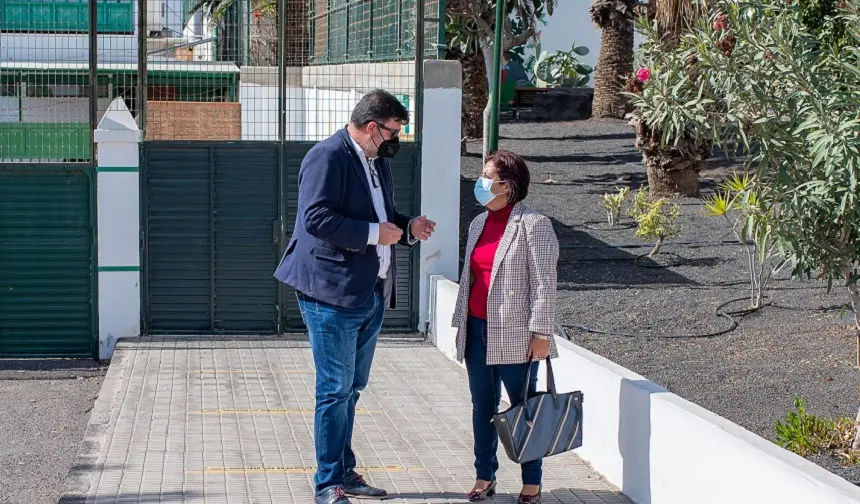 Isidro Pérez y Alma González en el CEIP Playa Honda.