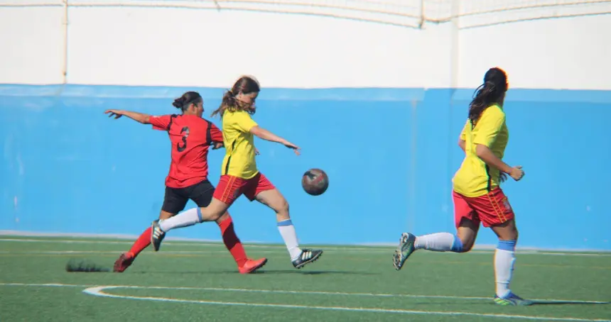 Jugadora del Orientación Marítima intentando entorpecer el lanzamiento del FC Puerto del Carmen.