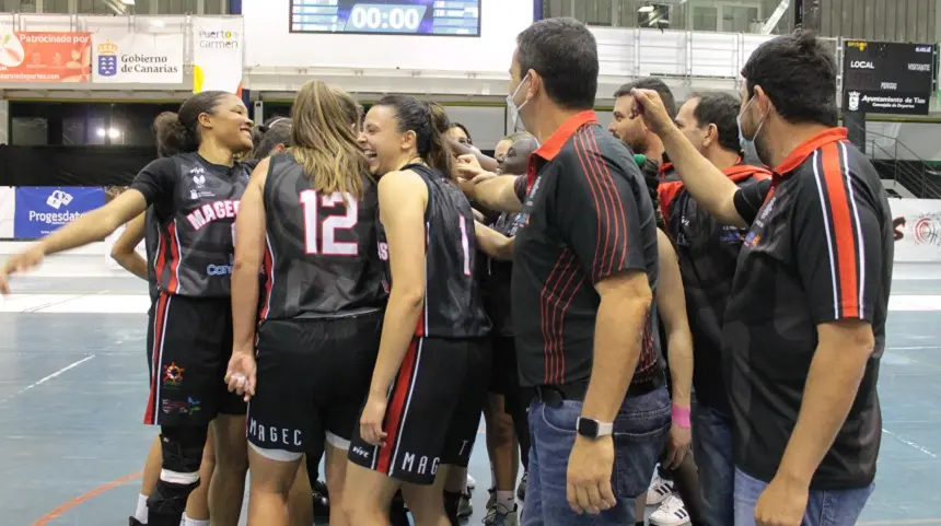 Jugadoras del Magec Tías "Contra la Violencia de Género" celebrando la victoria en el último encuentro de la temporada.