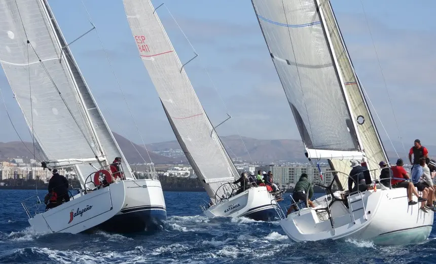 Diferentes embarcaciones participando en en la Regata La Graciosa – Trofeo Líneas Romero.