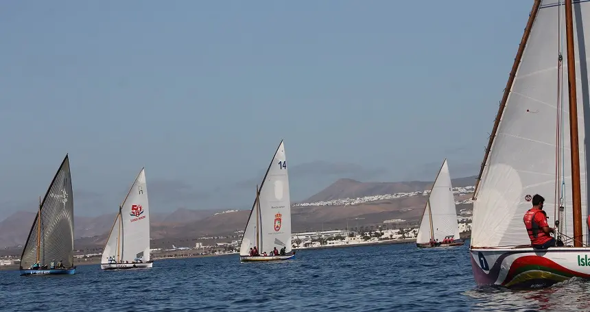 Diferentes embarcaciones participando en la Regata Apertura 8,55 metros.