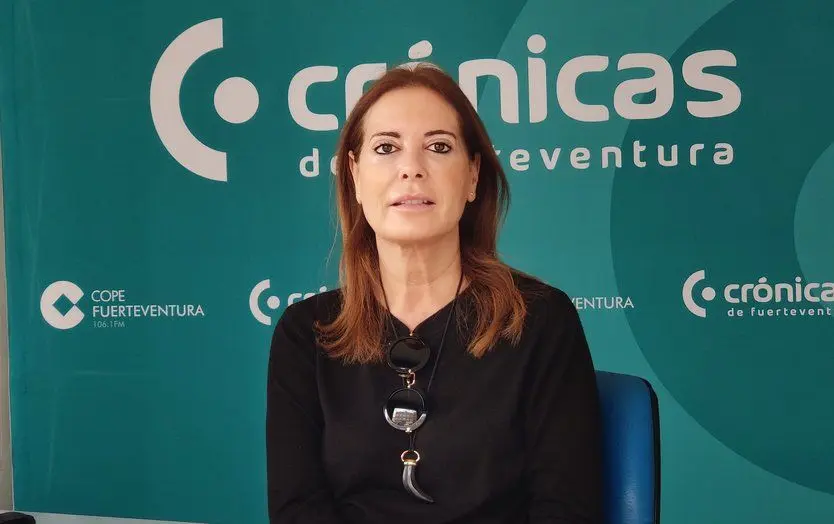 Pilar González en el estudio de Cope Fuerteventura.