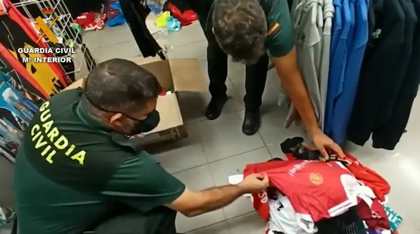 Imagen de la actuación de la Guardia Civil en uno de los bazares.