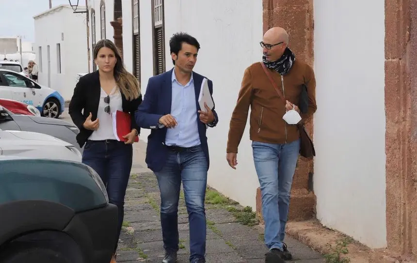 Tres de los siete concejales del PSOE acudiendo al Ayuntamiento