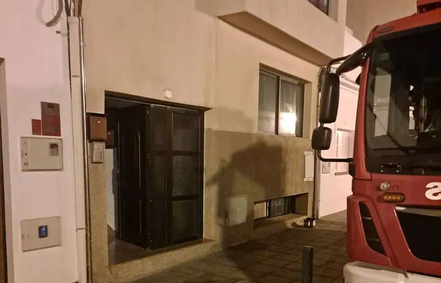 Imagen del edificio en el que se produjo el incendio en la madrugada del lunes.