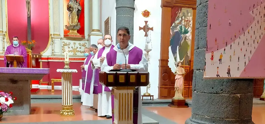 Juan Carlos Medina durante el desarrollo de una misa en el iglesia de San Ginés.