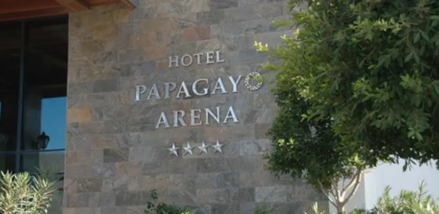 Imagen de la fachada del hotel Papagayo Arena de Playa Blanca.