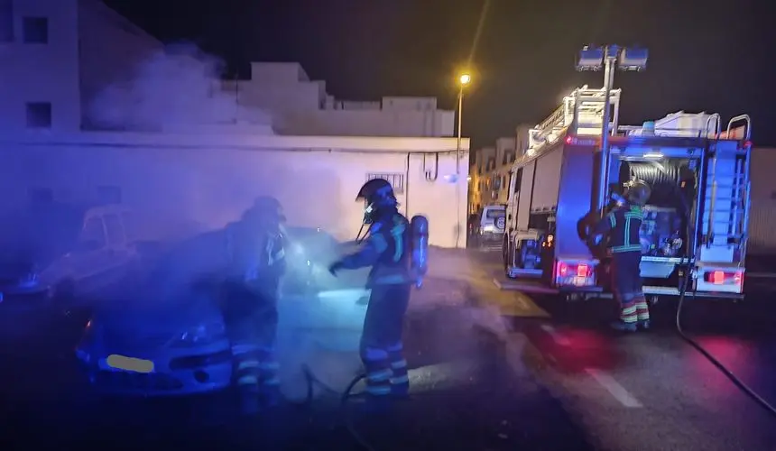 Momento de la actuación de los bomberos para sofocar el incendio