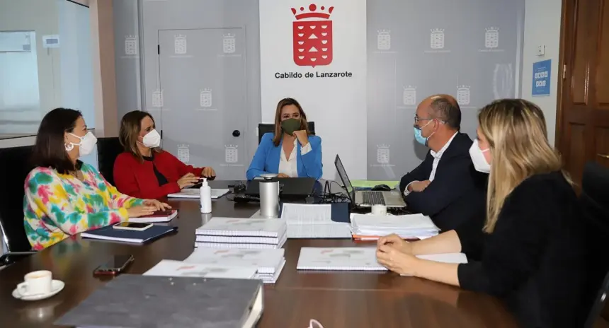 María Dolores Corujo, presidenta del Cabildo, Marta Arrocha, directora general de Dependencia y Discapacidad del Gobierno de Canarias, e Isabel Martín junto a los técnicos.