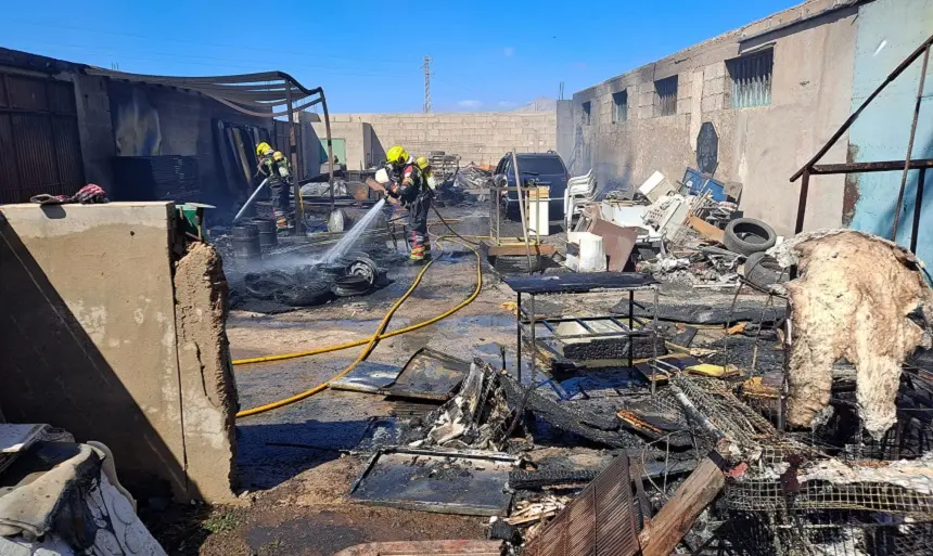 Componentes de los bomberos extinguiendo el fuego en las inmediaciones del cementerio de Arrecife.