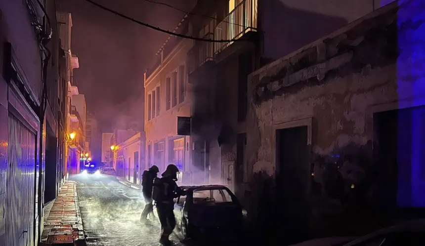 Bomberos del consorcio extinguiendo el incendio del vehículo.