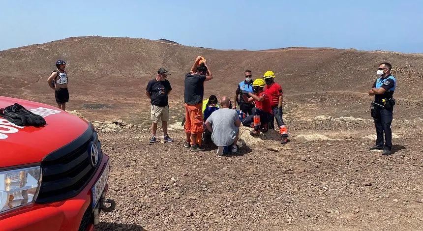 Componentes de los bomberos y la Policía Local auxiliando a la senderista.