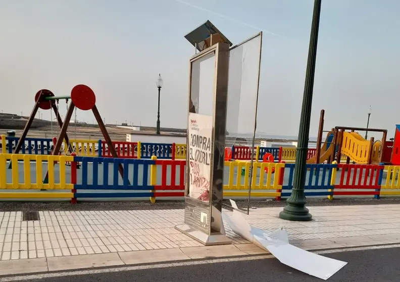 Imagen de cómo quedó destrozado el cartel de la publicidad