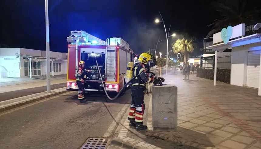 Momento en el que los bomberos apagaron el incendio