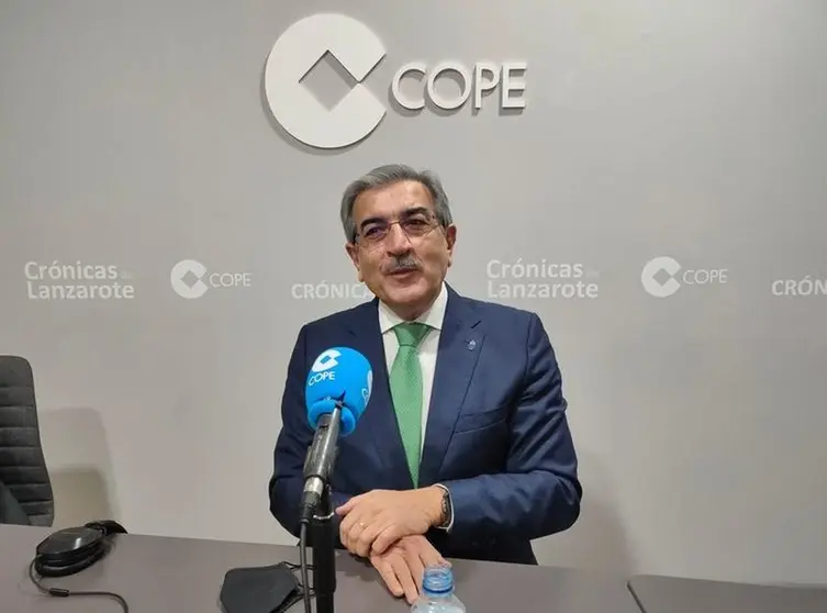 Román Rodríguez en los estudios de Crónicas Radio-COPE Lanzarote